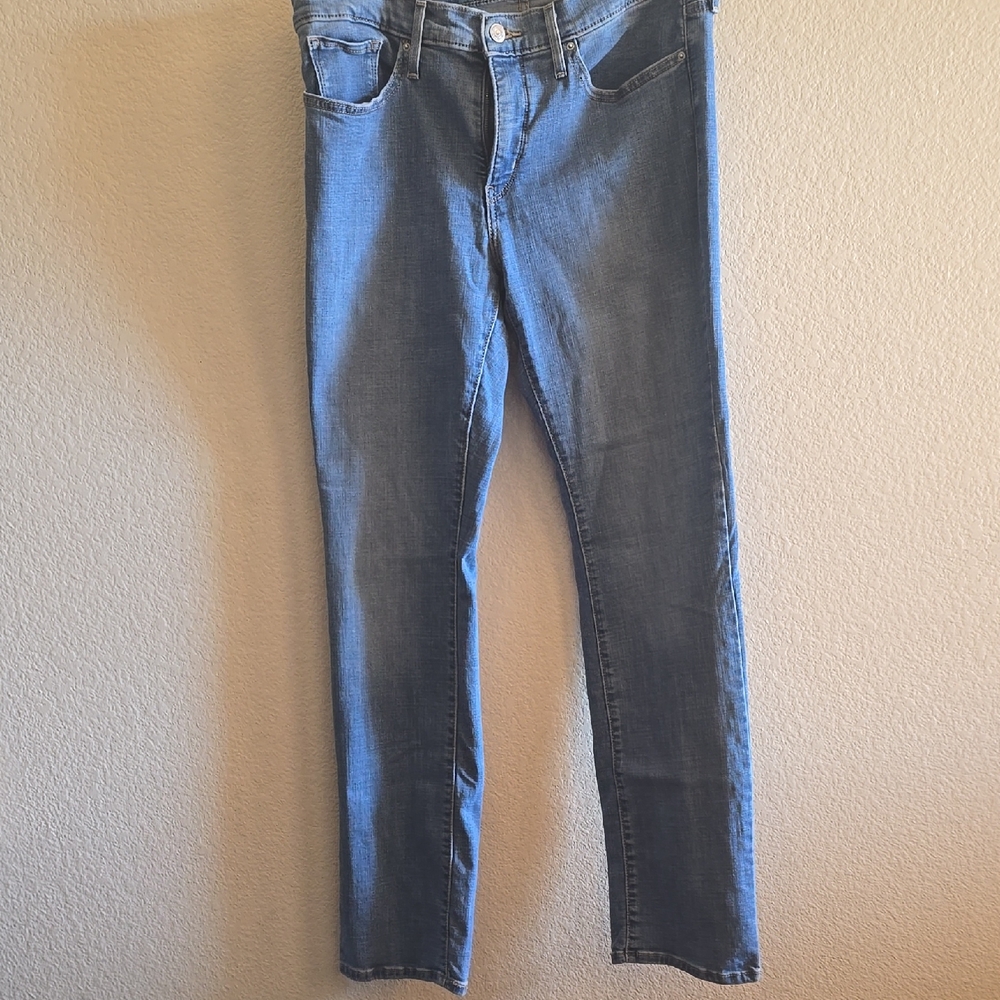 Levis Womens 314 Shaping Straight. Size 31. Light Wash